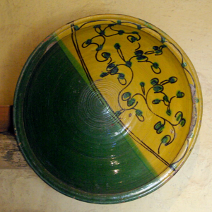 Museum of Popular Arts and Traditions, TozeurCous cous plate - The green represents the date palm, the yellow the desert..png