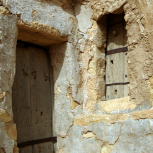 Chenini - entrance to ghorfa