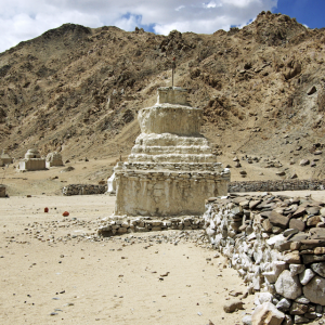 Chortans and mani wall near Shey