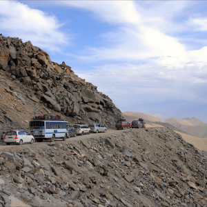 Traffic on the road to Khardungla