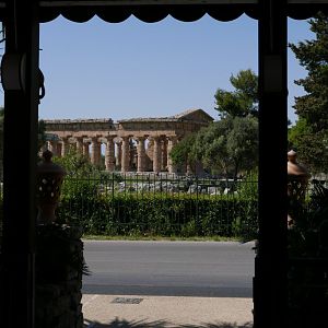 Seen from a restaurant across the street from the archeological site you can see the atemple of Hera