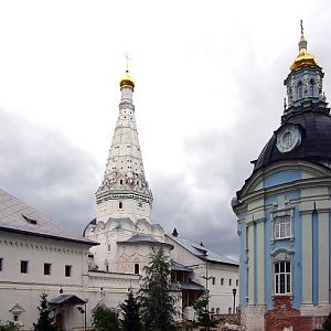 Trinity St Sergius Monastery, Church of Our Lady of Smolensk with the Carpenter Tower on the left
