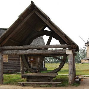 Suzdal Museum of Wooden Architecture and Everyday Life of Peasants - treadmill and windmill