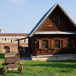 Suzdal, Convent of the Intercession of the Mother of God - walls and nun's chalet