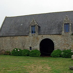 Manoir de Kérazan, barn and farmhouse