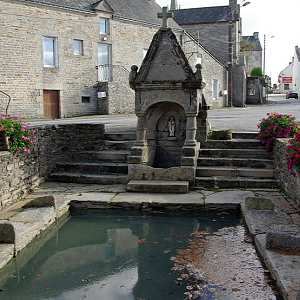Cruguel lavoir and fountain