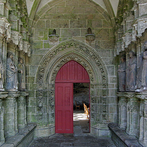 Kernascléden church, apostles in the south porch