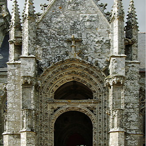 Kernascléden church, south porch