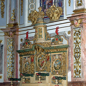 St Thégonnec church - altar on south side of chancel