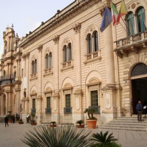 modica's piazza della comune.jpg