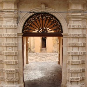 noto pal. rau della ferla cortile .jpg