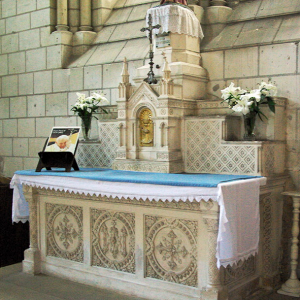 Église de Saint-Épain, north altar.png