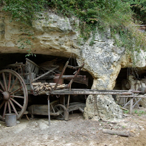 La Vallée Troglodytique des Goupillieres - storage caves.png