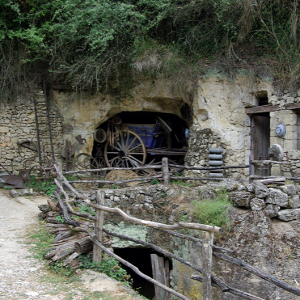 La Vallée Troglodytique des Goupillieres - farm and storage areas.png