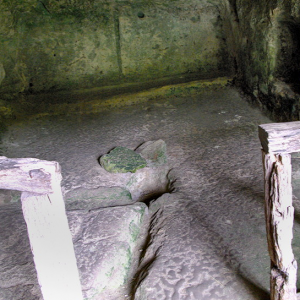 La Vallée Troglodytique des Goupillieres - byre and drainage channels.png