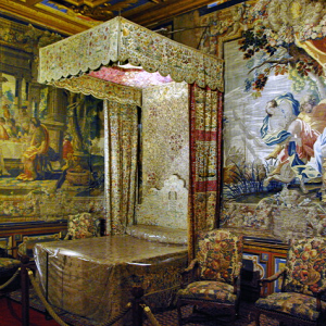 Château de Cheverny - King's bed.png