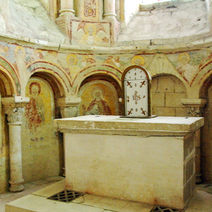 Abbey of Saint Savin - ambulatory altar.png