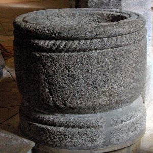 Sénergues, Église St-Martin - font