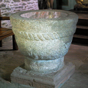 Viellevie, Église St Lawrence - font