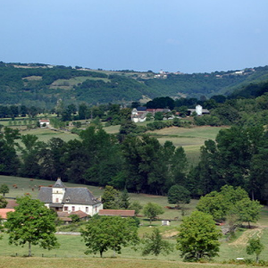 Fortified farmsteads on the way to Peyrusse-le-Roc