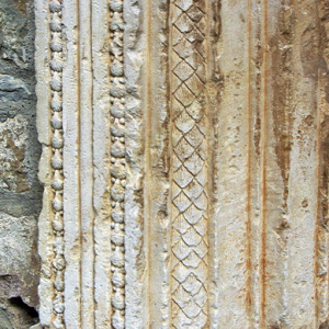Loubressac, Église St-Jean Baptist - detail of doorway