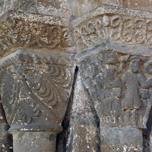 Église St-Martin-Cantalès - carving on west door