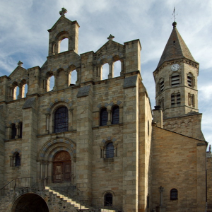Saint-Julien-Chapteuil, church - west end
