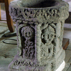 Saint-Julien-Chapteuil, church - font