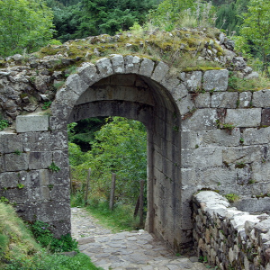 Arlempdes, château gateway