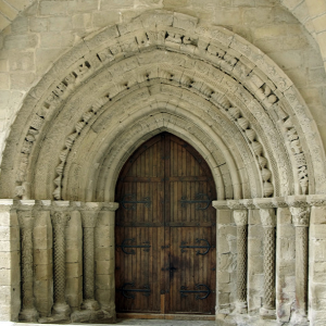 Puente la Reina, Iglesia de Crucifijo