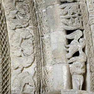 Puente la Reina, Iglesia de Crucifijo - detail of door carving