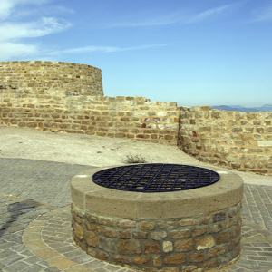 Artajona - well and reains of the donjon.