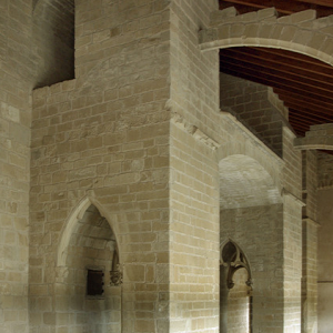 Ujué, Iglesia Santa Maria - between the church and outer fortified wall
