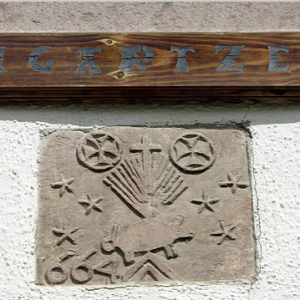 Garralda, plaque above door
