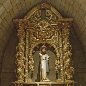 Orreaga/Roncesvalles, Iglesia de Santa Maria - reredos with a pilgrim