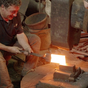 Forges de Pyrène - forging a spade