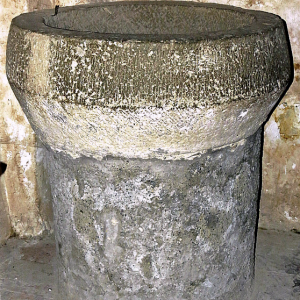 St Polycarpe, église de Notre-Dame - font
