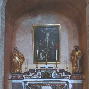 Abbaye de St Papoul  - side chapel