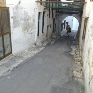 ostuni ape narrow path.JPG