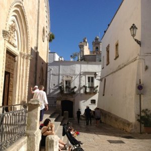 Ostuni ape stop chiesa.JPG