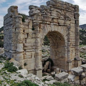 An unidentified Roman site between Elles Tombs and Maktar