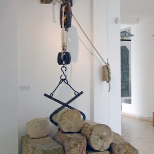 Reconstruction of stone lifting tackle in Chemtou Museum