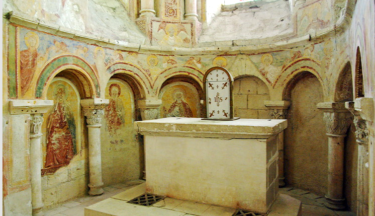 Abbey of Saint Savin - ambulatory altar.png