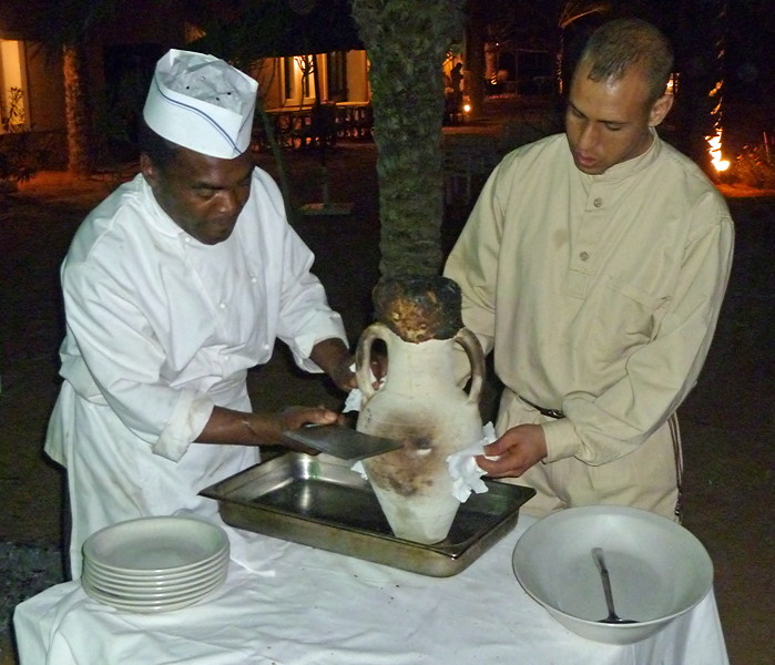 Camp Yadis, Ksar Ghilane - cooking dinner Berber style