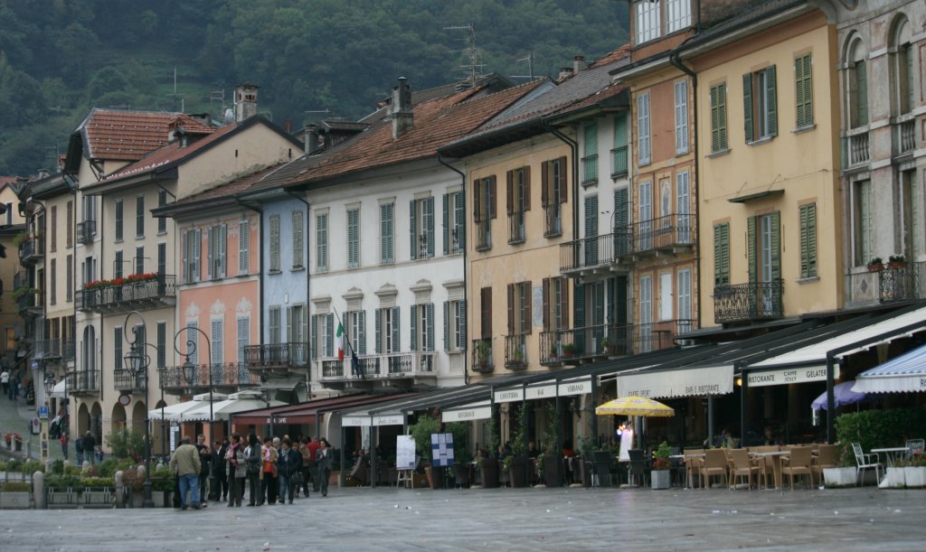 cannobio piazza.jpg