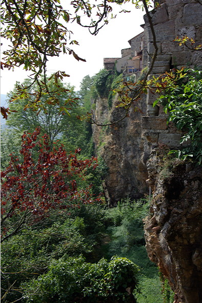 Capdenac-le-Haut - cliff face