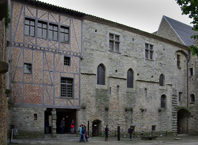 Carcassonne, Château Comtal - east side of courtyard