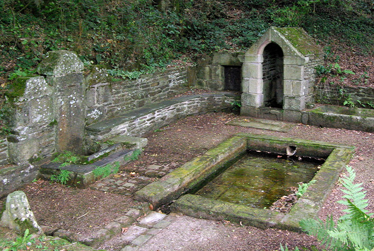 Chapelle Notre-Dame du Crann - fountain