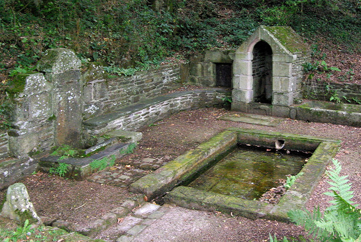 Chapelle Notre-Dame du Crann, fountain