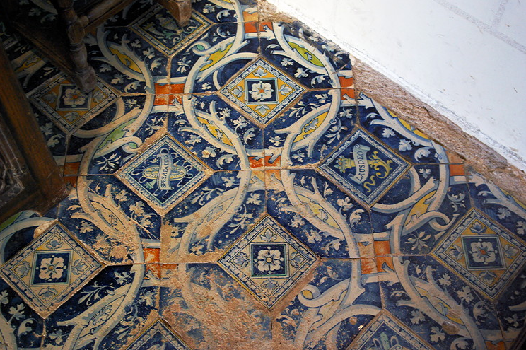 Château de Chenonceau - tiles on the guard room floor.png